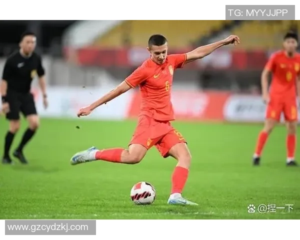 U20意大利与英格兰激战正酣青年球员展现足球新风采 U20意大利与英格兰激战正酣青年球员展现足球新风采